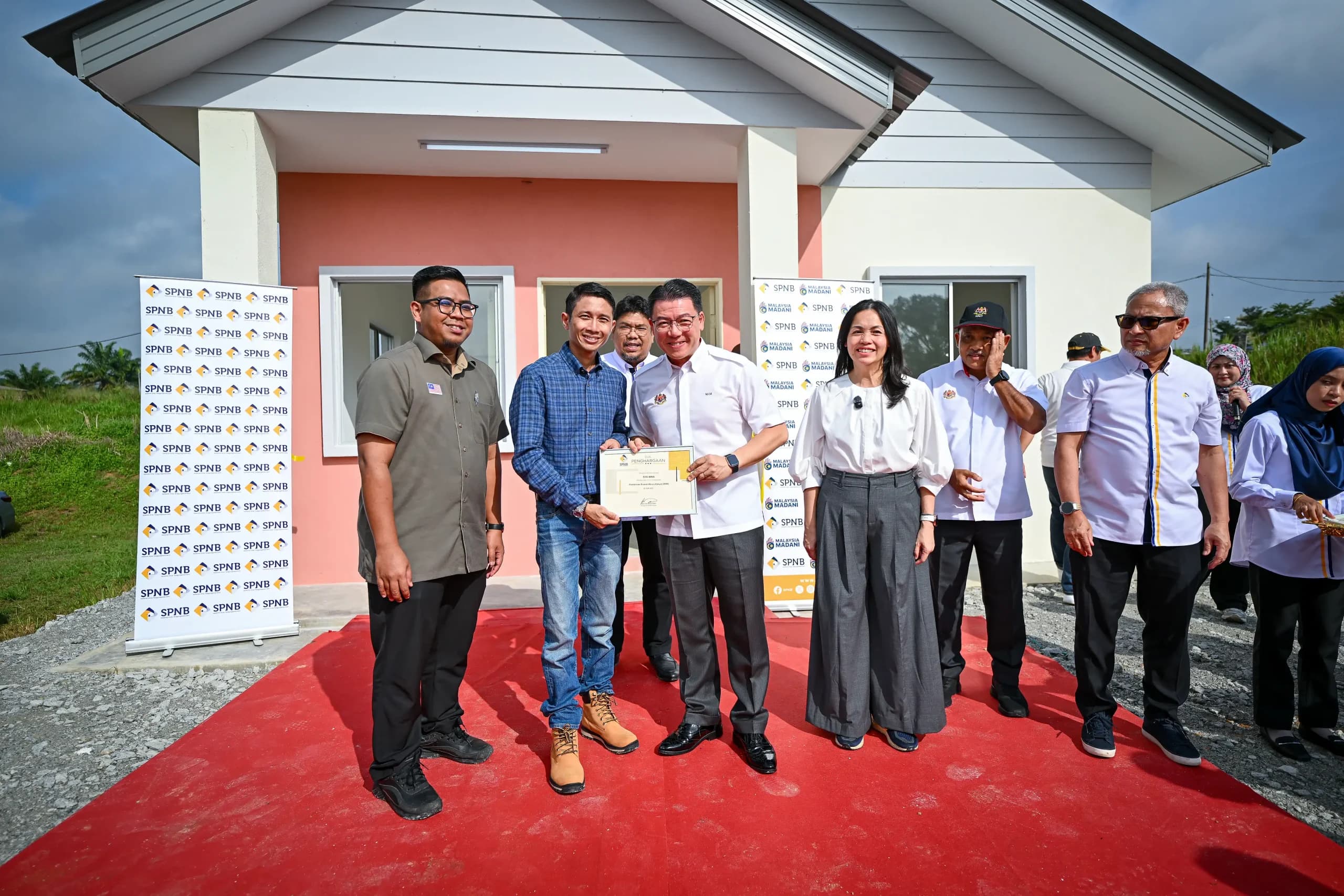 SK Program 1 Majlis Penyerahan Kunci Rumah Mesra Rakyat SPNB di Felda — Nga Kor Ming — Photo 1