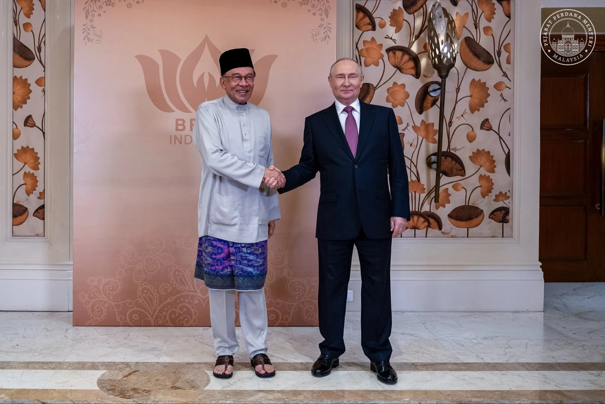Ketika ada pihak yang haru-biru, GURU pula kekal tenang mengharumkan nama negara di pentas dunia. 🎆🇲🇾