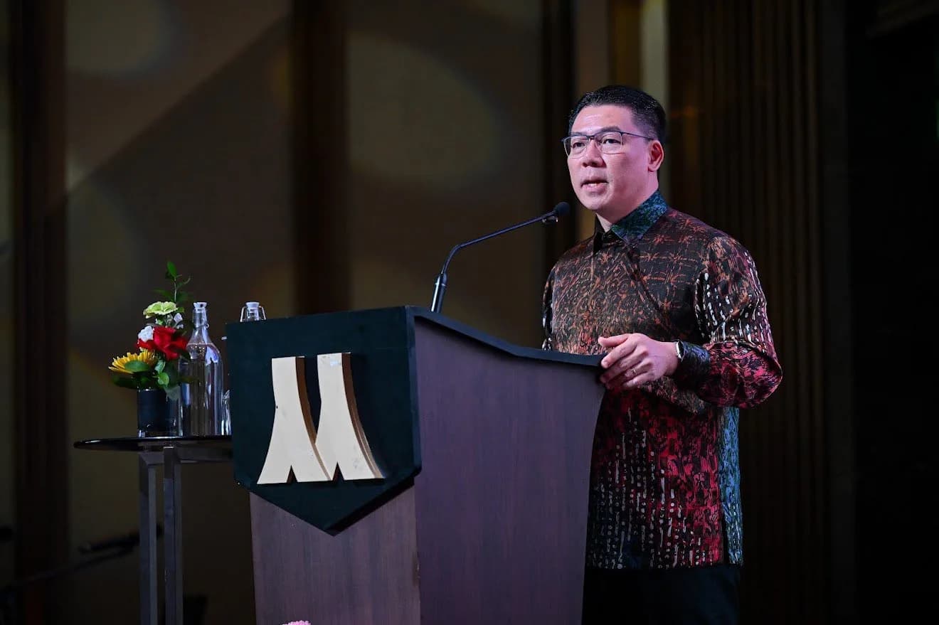 Bakti dijunjung,budi disanjung.
