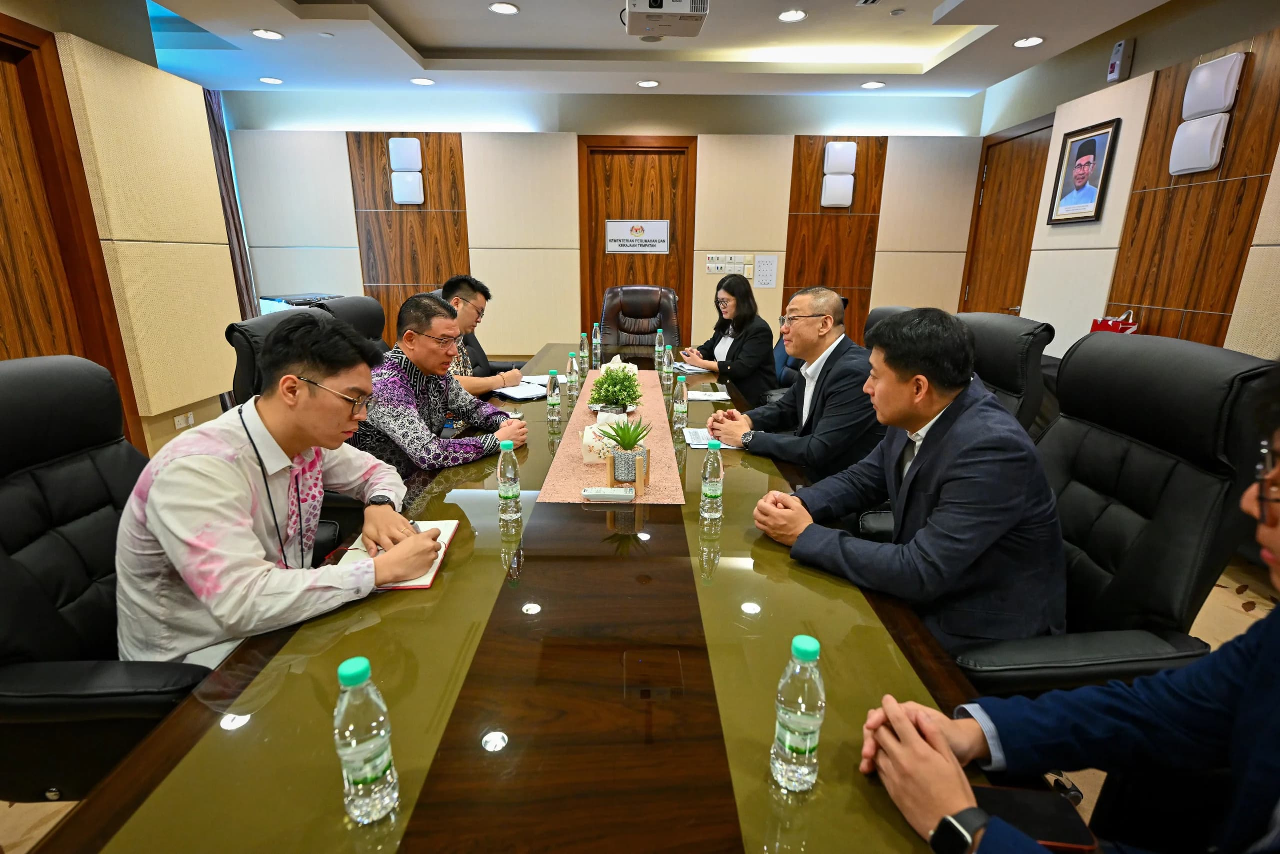 15/10/2026 – Courtesy Call by H.E. Li Shengbin, Deputy Director General pf Foreign Affairs Office of the People’s Government of Heilongjiang Province — Nga Kor Ming — Photo 1