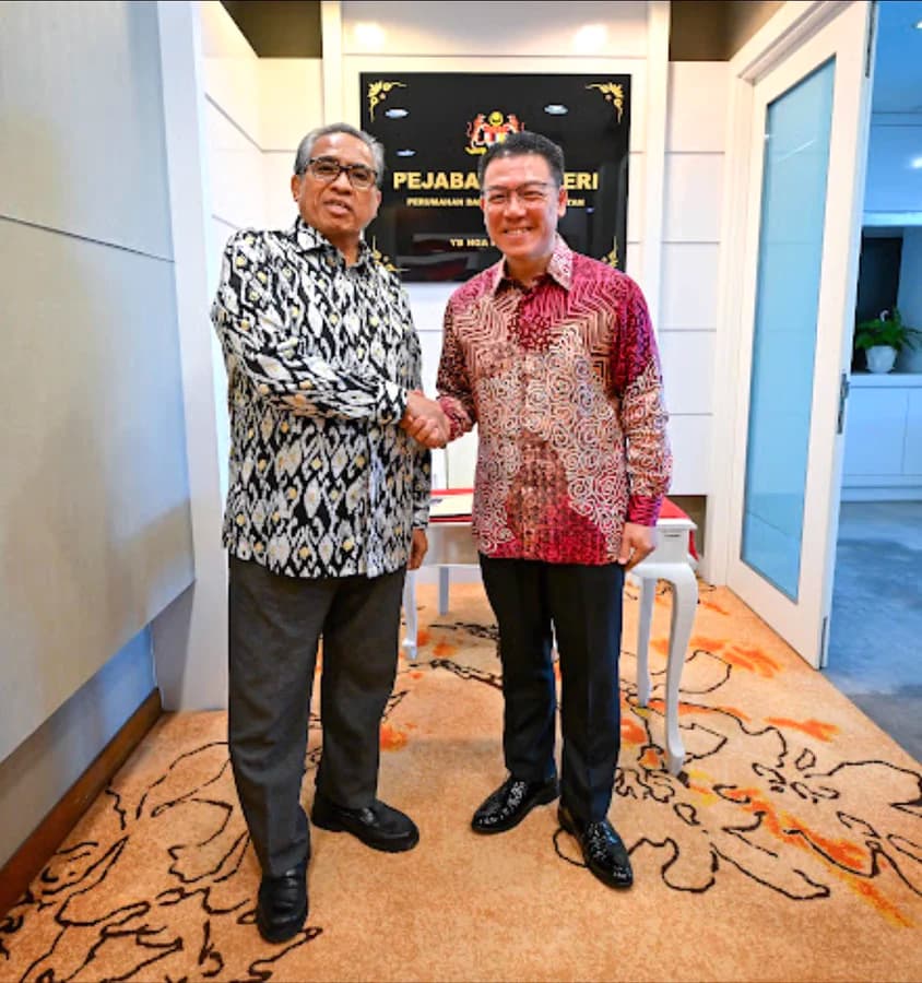 Petang ini menerima kunjungan hormat Ketua Setiausaha Negara, Tan Sri Shamsul Azri.