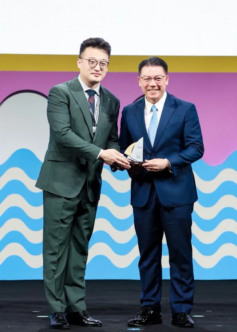 It is a great honour to receive “Smart city world expo leadership award at Shanghai today.”